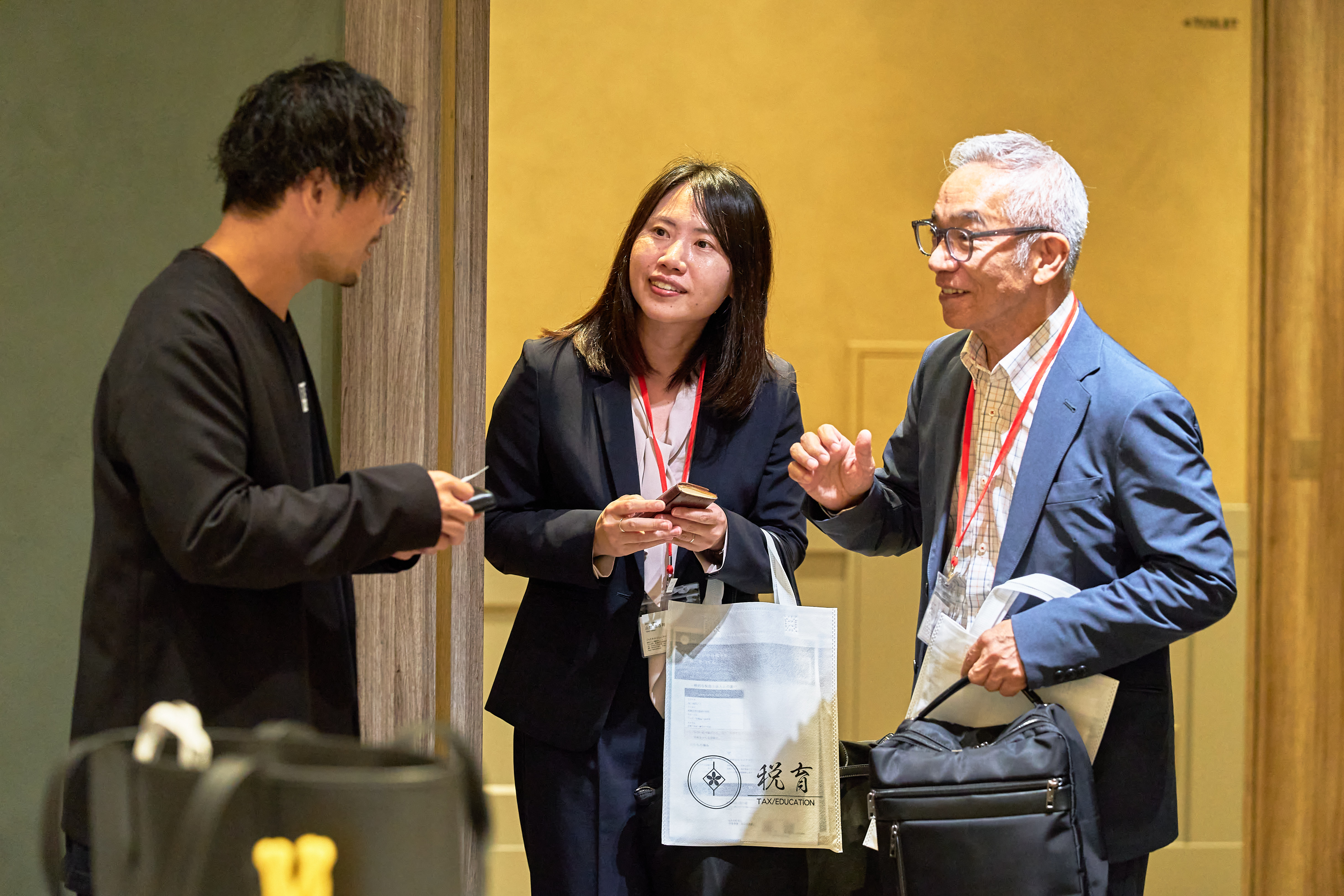 会場で会話を楽しむ税育フェス2026の参加者